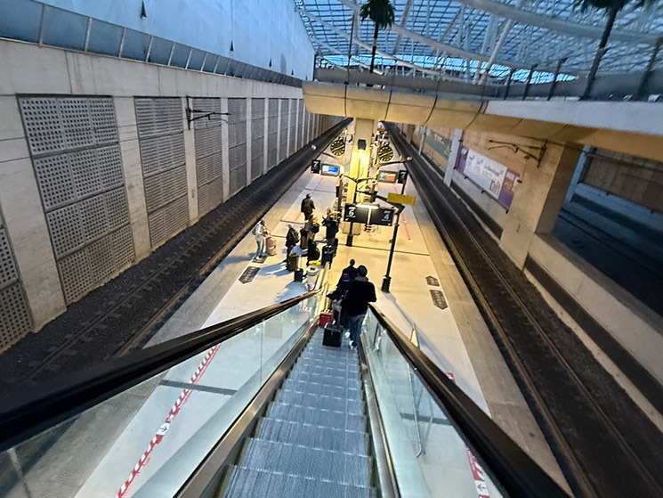 CDG空港駅 エスカレーターを降りて乗車ホームへ移動する様子