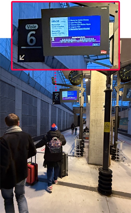 CDG空港駅 乗車ホーム付近の電光掲示板