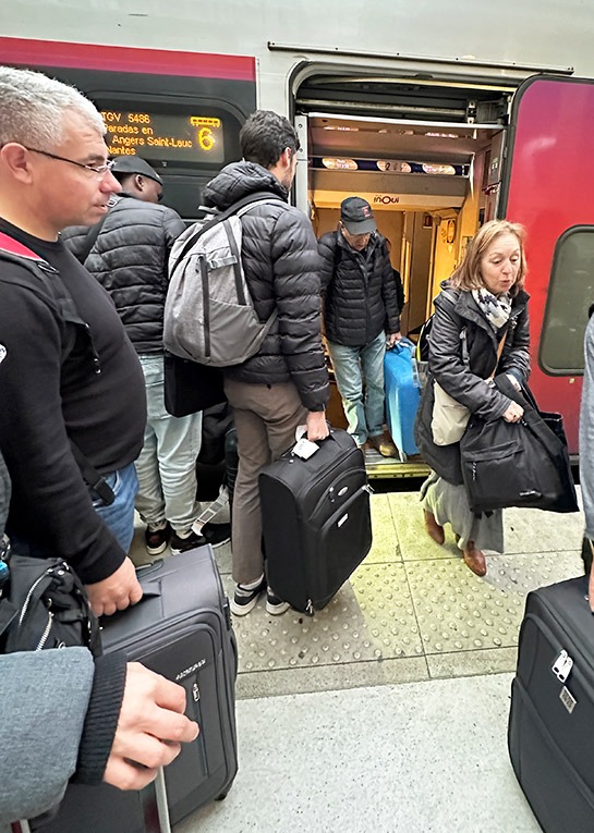 高速鉄道TGVの乗り降りする乗客の様子