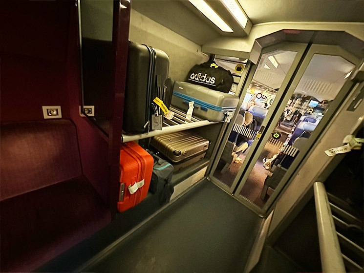 高速鉄道TGVのスーツケース置き場