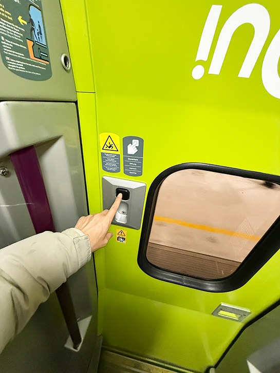 TGVのドアと開閉ボタン