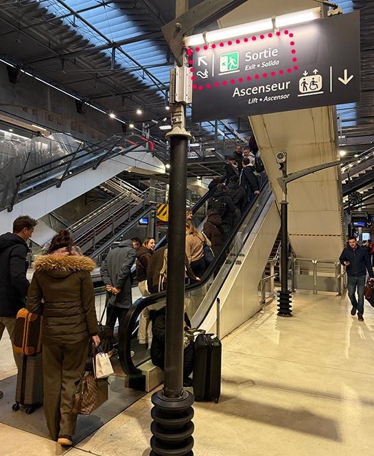 「Marne-la-Vallée – Chessy 駅」のホーム、改札階へ移動する乗客の様子