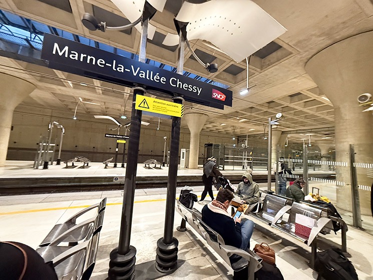 「Marne-la-Vallée – Chessy 駅」の乗車ホーム