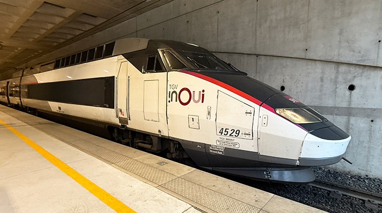 CDG空港駅に到着する高速鉄道TGV